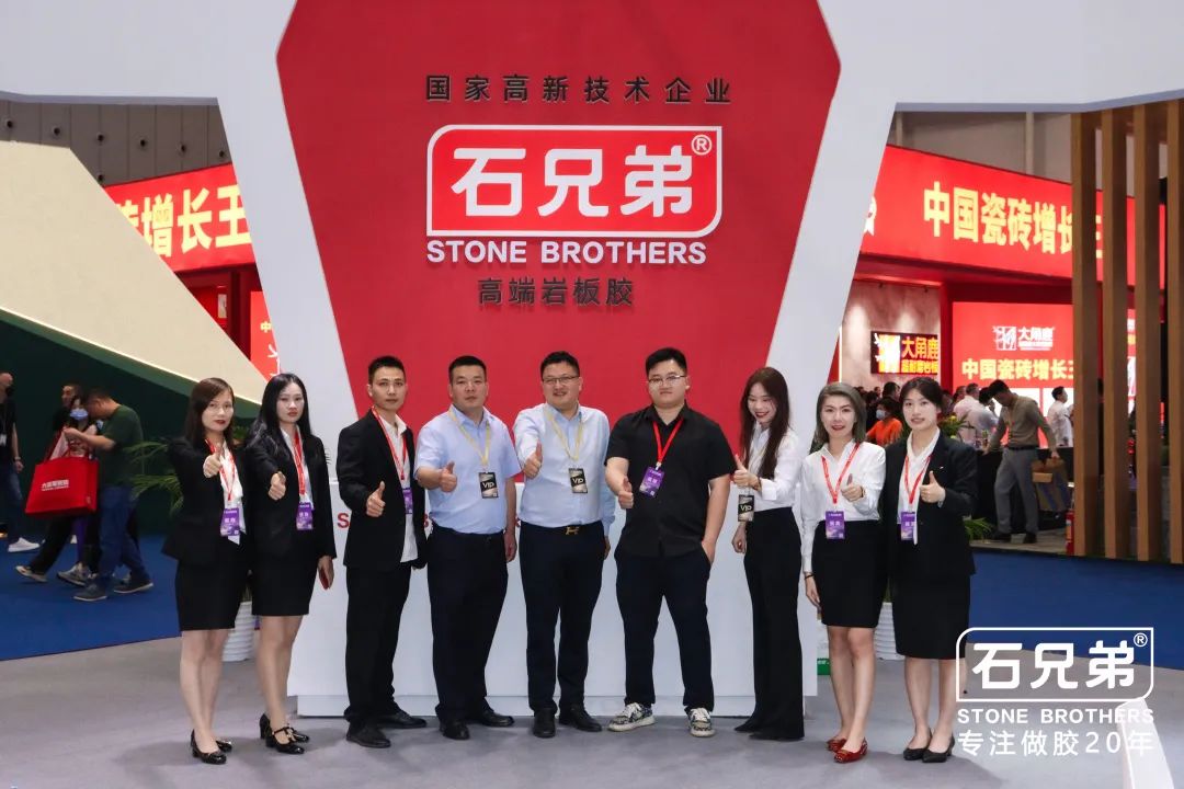 吸睛模特展示產(chǎn)品秀，石兄弟人氣燃爆亞洲最大陶瓷展！
